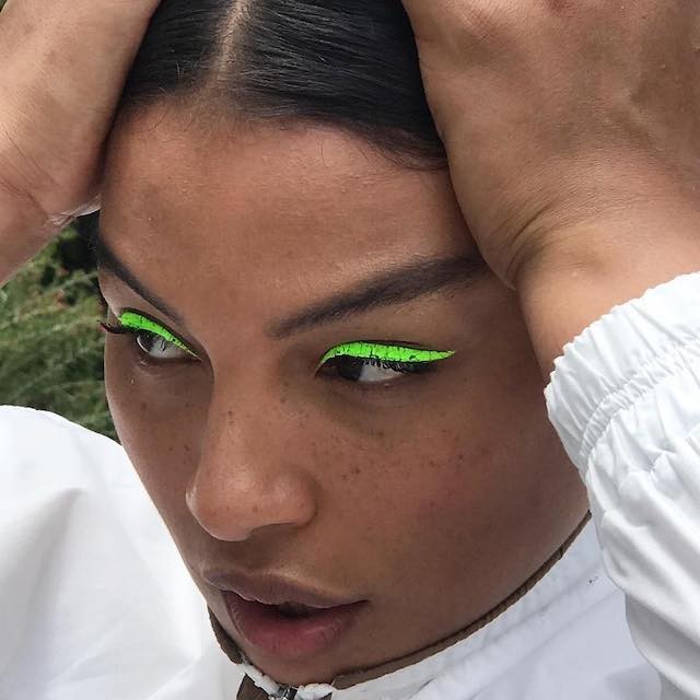 Paloma foi uma das primeiras a levar a tendência neon para a maquiagem. Aqui, de delineador verde limão. (Foto: Instagram Paloma Elsesser/ Reprodução)
