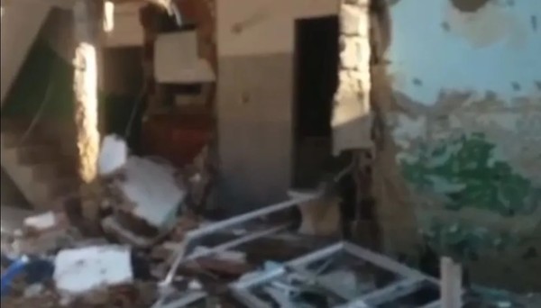 Explosão de botijão de gás destrói parcialmente casa na Vila do João, na Maré