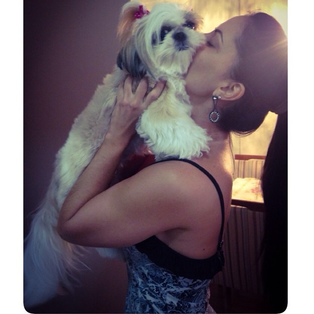 Graciele beija a cadelinha Joly (Foto: Instagram)