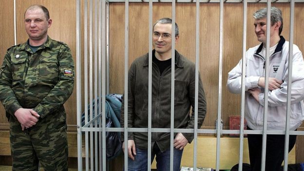 BBC - Mikhail Khodorkovsky e Platon Lebedev cumpriram dez anos de prisão na Rússia. (Foto: Getty Images via BBC News)