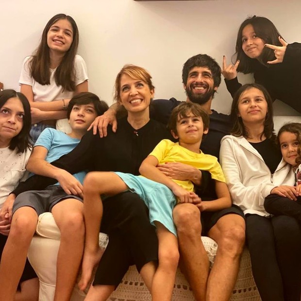Poliana Abritta e Chico Walcacer com os filhos e outros familiares (Foto: Reprodução/Instagram)