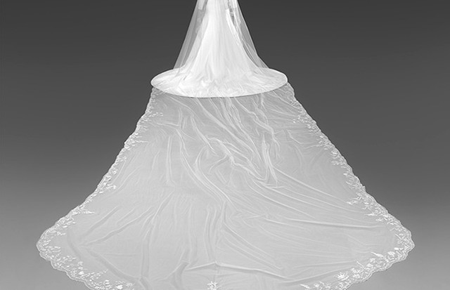 O véu de tule de seda usado por Meghan Markle no dia de seu casamento (Foto: Divulgação/ Royal Collection Trust)