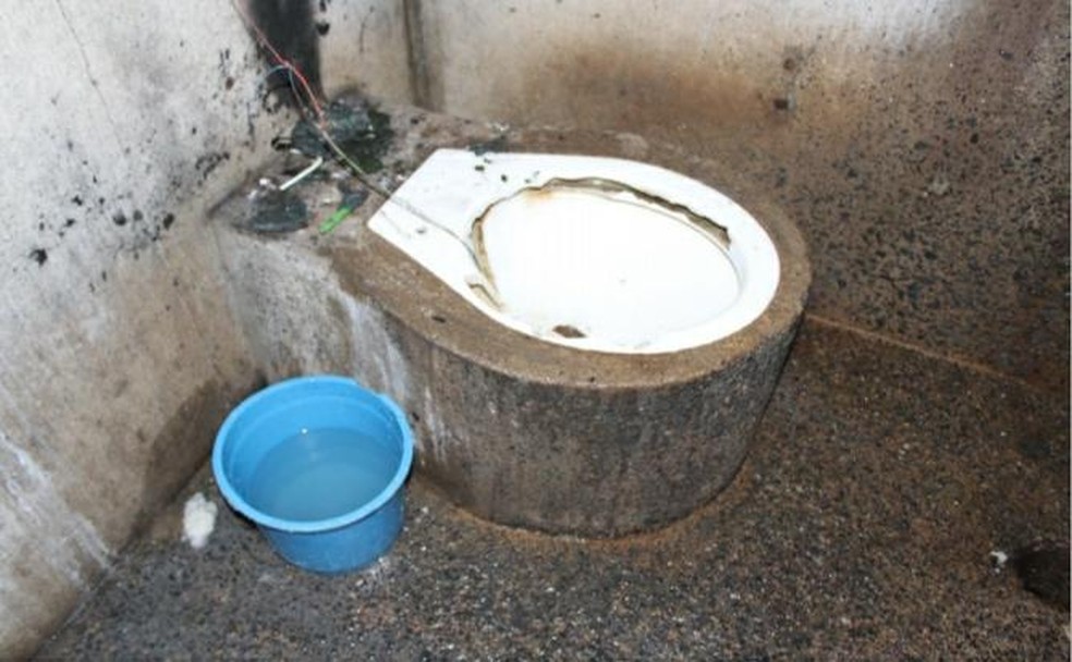 Presos armazenam água em baldes porque fornecimento é regrado — Foto: Reprodução