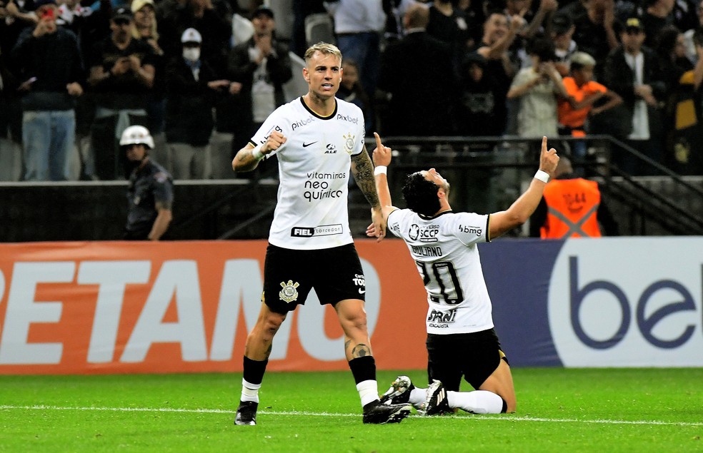 Giuliano deu assistência para Róger Guedes contra o Mirassol — Foto: Marcos Ribolli