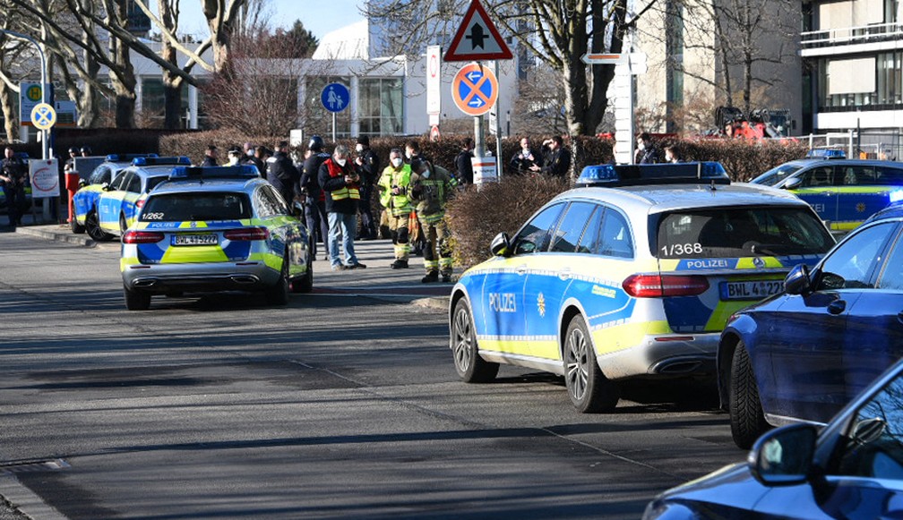 Carros de polícia atendem a emergência no campus da universidade de Heidelberg, no sudoeste da Alemanha, em 24 de janeiro de 2022. Atirador morreu após ferir várias pessoas dentro de uma sala de aula. — Foto: R. Priebe/DPA/AFP