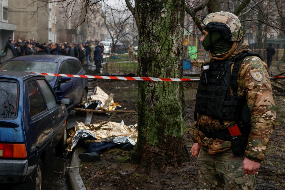 Militar ucraniano acompanha resgate de vítimas de queda de helicóptero na cidade de Brovary, nos arredores de Kiev, no dia 18 de janeiro de 2023 — Foto: Valentyn Ogirenko/Reuters