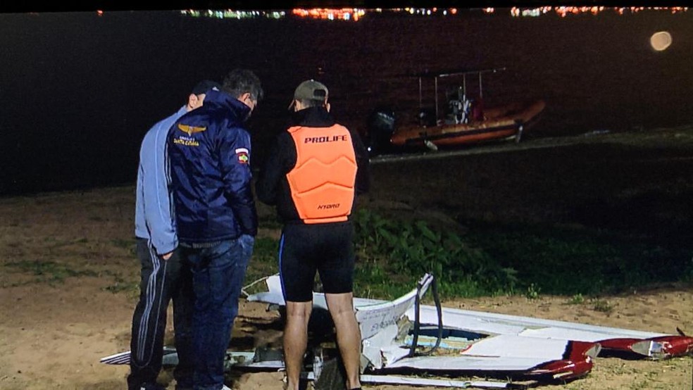Bombeiros fazem buscas a piloto após avião monomotor cair no Guaíba, em Porto Alegre — Foto: Reprodução/RBS TV