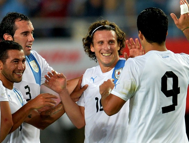 Forlan luis suarez uruguai gol japão (Foto: Agência AFP)