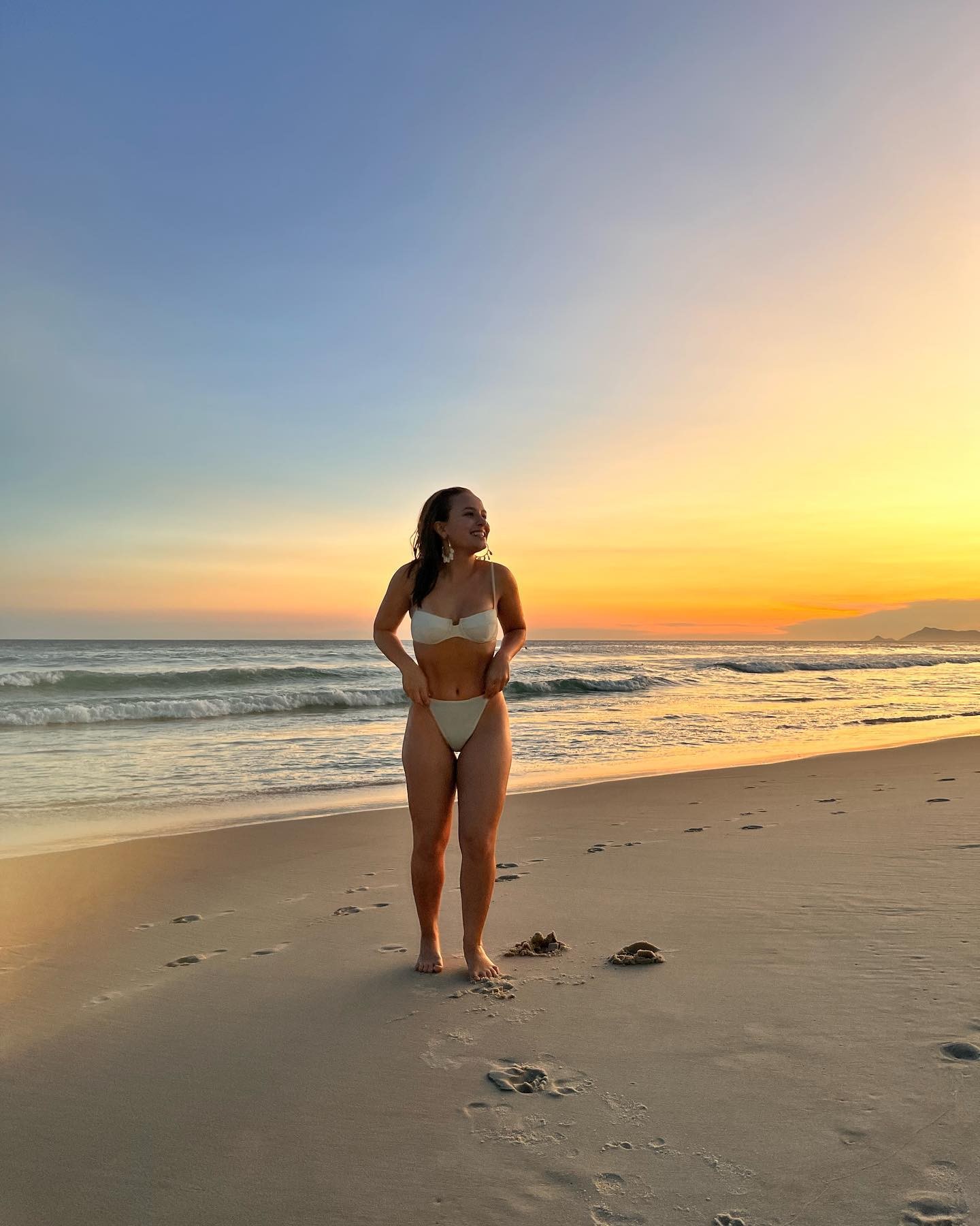 Larissa Manoela abre álbum de fotos em praia do Rio de Janeiro e recebe elogios de fãs (Foto: Reprodução / Instagram)