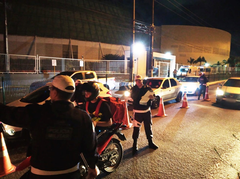  Na Av. Ayrton Senna, a blitz foi realizada na madrugada, como de costume â Foto: PMRN/DivulgaÃ§Ã£o