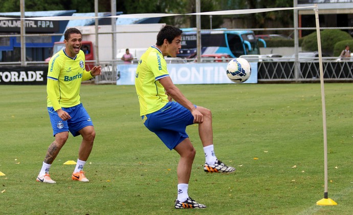 Grêmio tem manhã de treinos físicos, risadas e até futevôlei no Olímpico