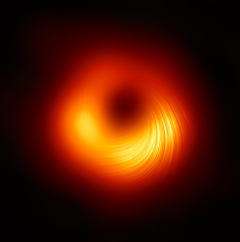 Primeira imagem nítida do campo magnético de um buraco negro. — Foto: EHT Collaboration