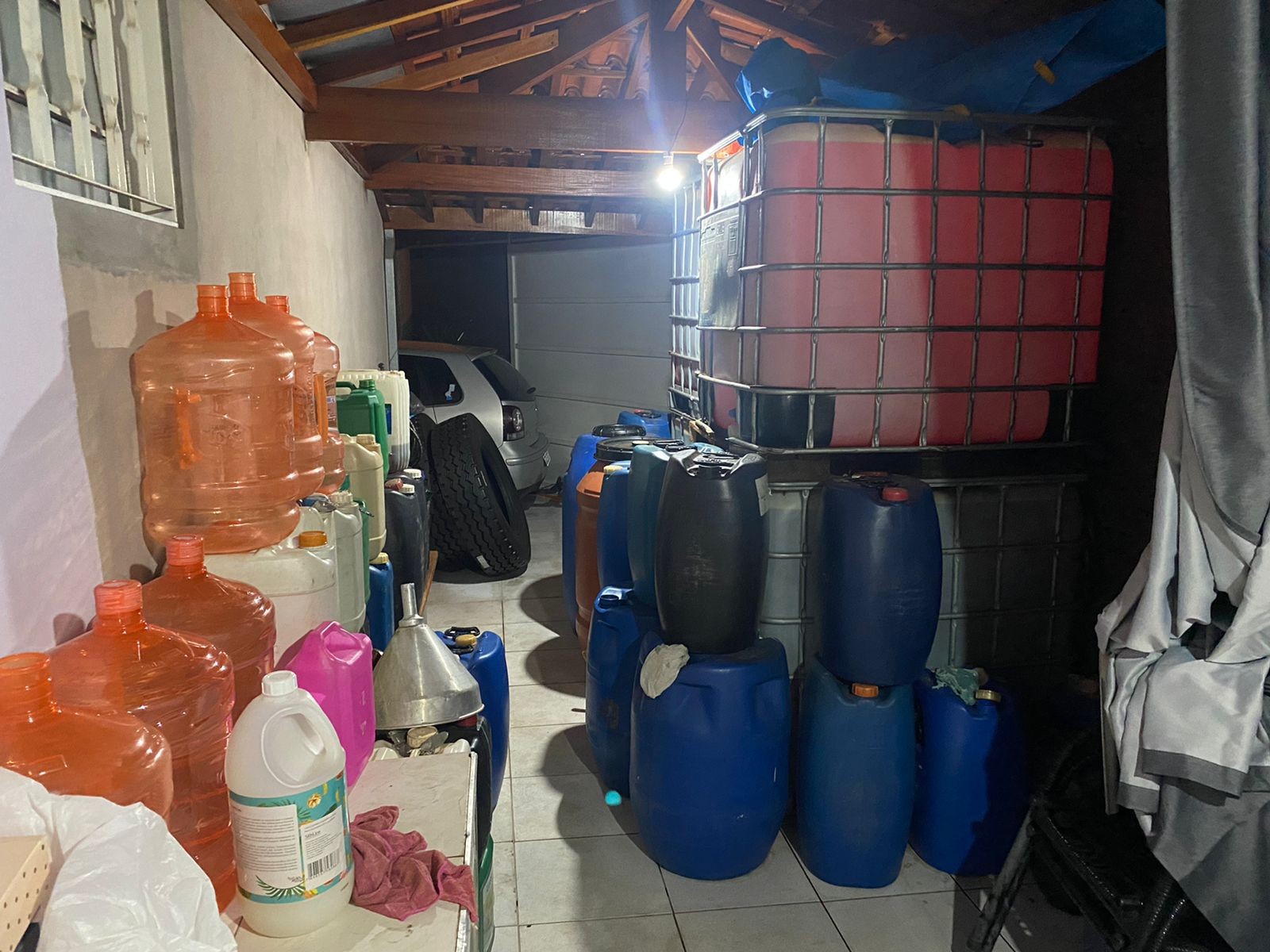 Homem é preso suspeito de furtar combustível de carga e armazenar 7 mil litros de etanol e diesel em casa de Iracemápolis