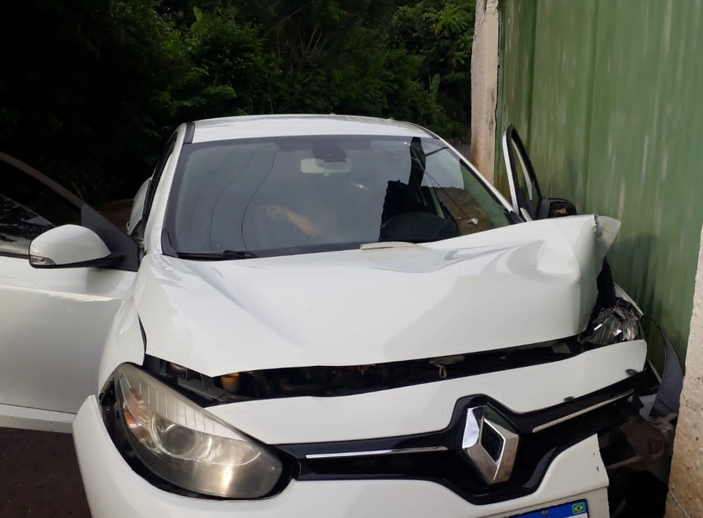 Homem foi encontrado morto dentro de um veículo, em Salvador — Foto: Divulgação/Redes Sociais