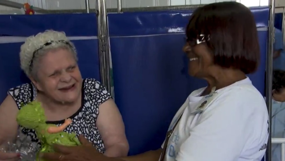 Dona Iraildes é voluntária do setor de geriatria do Hospital Santo Antônio — Foto: Reprodução/TV Bahia