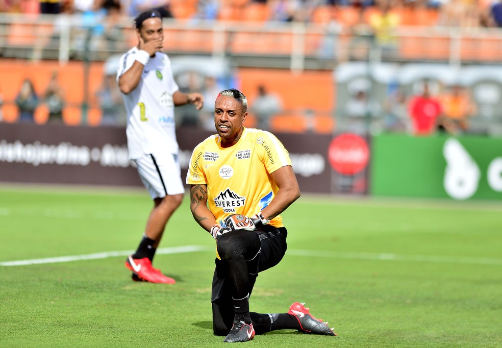 Sidão rouba a cena em jogo de Ronaldinho: no fim, um lance bonito para cada lado (Foto: Marcos Ribolli)
