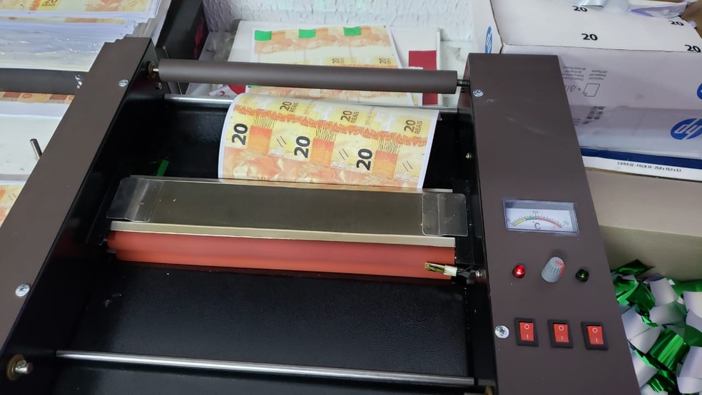 Grande quantidade de aparatos para falsifica&ccedil;&atilde;o de moeda foram apreendidos em Ara&ccedil;atuba e Birigui &mdash; Foto: Divulga&ccedil;&atilde;o/Pol&iacute;cia Federal de Ara&ccedil;atuba 