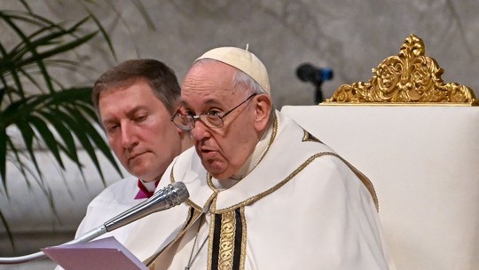 Papa Francisco deve ficar internado por 'alguns dias' para tratar infecção após ter dificuldades para respirar
