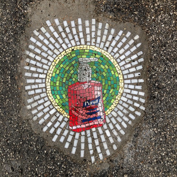 Álcool em gel, papel higiênico e cerveja: artista cria mosaicos com itens que considera essenciais na quarentena (Foto: Divulgação / Jim Bachor)