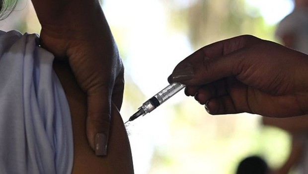 As vacinas têm uma boa eficácia, mas elas não protegem 100% contra nenhuma doença (Foto: Getty Images via BBC)