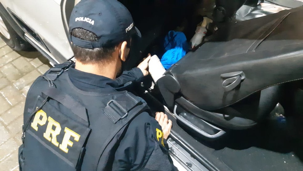 Droga estava escondida no interior do veículo mas foi encontrada pela PRF-PB — Foto: PRF-PB/Divulgação