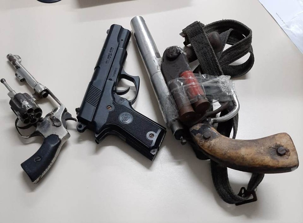 Trio é preso após ser flagrado com armas em veículo na BA; um dos envolvidos é suspeito de tráfico de drogas e homicídio  — Foto: SSP-BA/Divulgação
