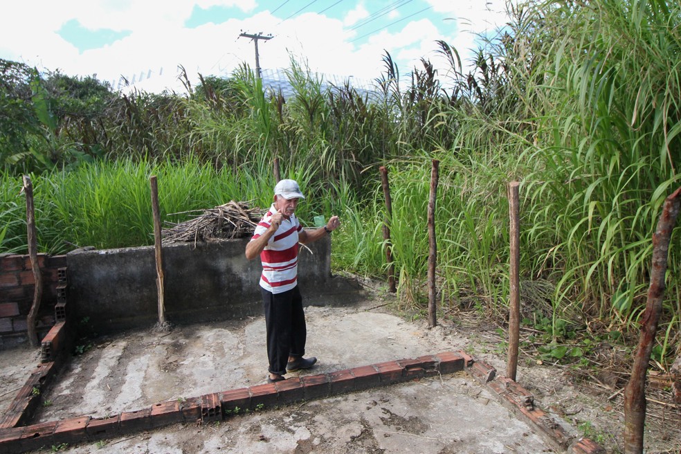 José Paulo Alves mora perto da Arena e diz que não viu nada melhorar no entorno do estádio (Foto: Marlon Costa/Pernambuco Press)