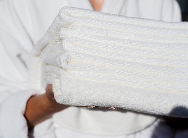 Com atitudes simples é possível devolver a brancura das toalhas de banho, assim como conservá-la por mais tempo (Foto: Freepik / CreativeCommons)