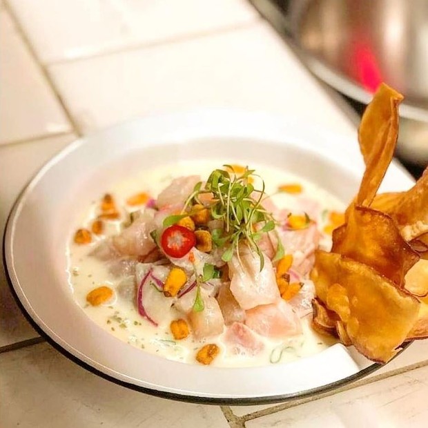 Ceviche clássico de peixe branco e chips de batata doce, do MeGusta Bar (Foto: Reprodução)