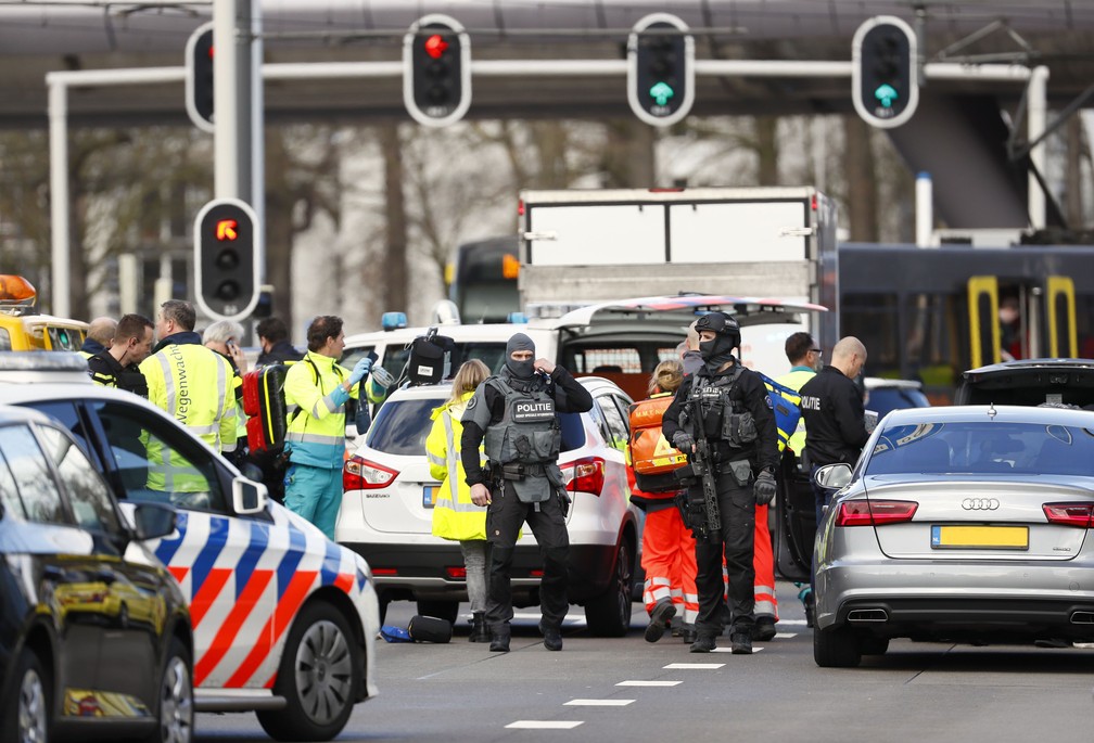 Serviços de emergência foram para a Praça 24 de Outubro em Utrecht, na Holanda, nesta segunda-feira (18) — Foto: Robin van Lonkhuijsen / ANP / AFP