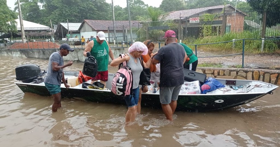 Famílias foram resgatadas pela Defesa Civil — Foto: Defesa Civil/Peixe/Divulgação