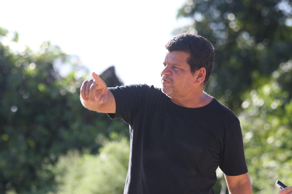 Roberto Martins da Silva, de 52 anos, mora no bairro popular do Viana, a 1,7 quilômetro da Arena de Pernambuco — Foto: Aldo Costa/Pernambuco Press