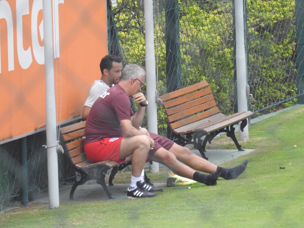 Dorival Júnior e Nenê conversam após o treino do São Paulo (Foto: Marcelo Hazan)