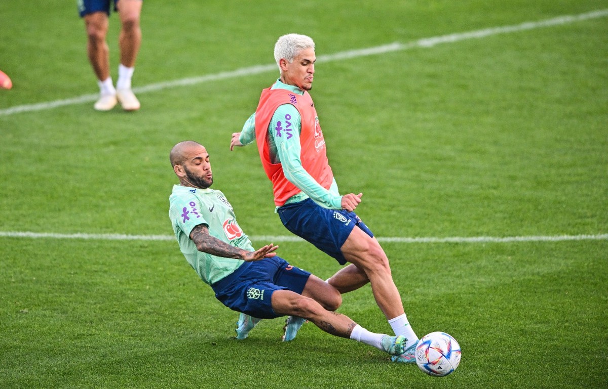 Entrada de Daniel Alves em Pedro no treino da Seleção gera memes: "Calma";  veja o vídeo | seleção brasileira | ge