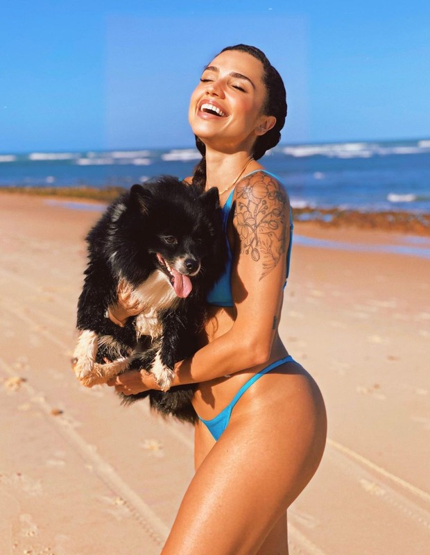 Paula Amorim levou a cadela de estimação, Laila, para conhecer praia (Foto: Reprodução/Instagram)