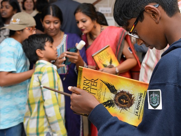 Fãs indianos folheiam o título em livraria de Bangalore (Foto: MANJUNATH KIRAN / AFP)