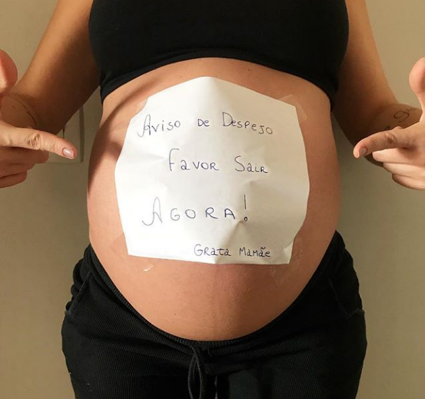 Thais Machado mostra a barriga com aviso para a filha, Helena (Foto: Instagram)