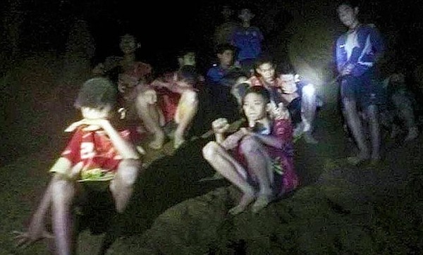 Imagens do resgate dos 12 meninos presos em uma caverna na Tailândia em 2018 (Foto: Reprodução)