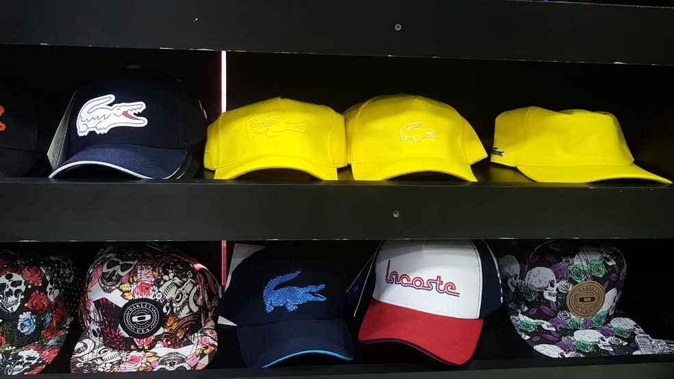 Diversos artigos de vestuário foram apreendidos (Foto: Divulgação)