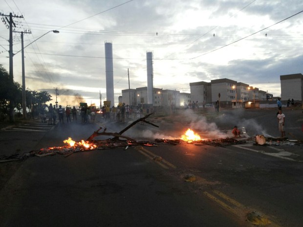 G1 - Grupo protesta na região de Bauru e Marília contra a