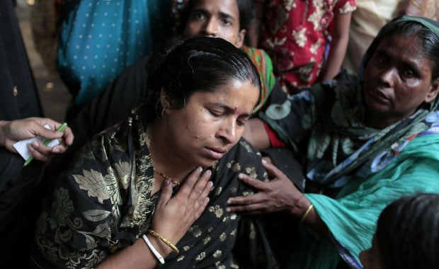 Devota hindu chora em Bangladesh após morte de parente em tumulto em festival nesta sexta-feira (27) (Foto: A.M. Ahad/AP)