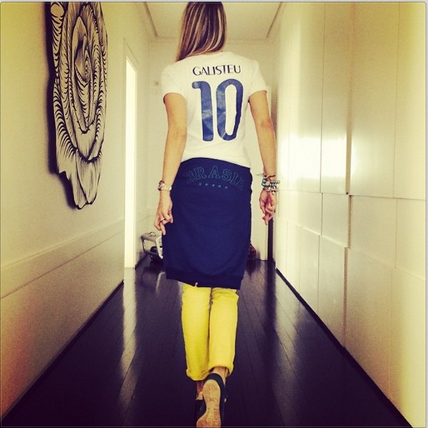Galisteu posta foto pronta para o jogo Brasil x Colômbia (Foto: Reprodução/Instagram)