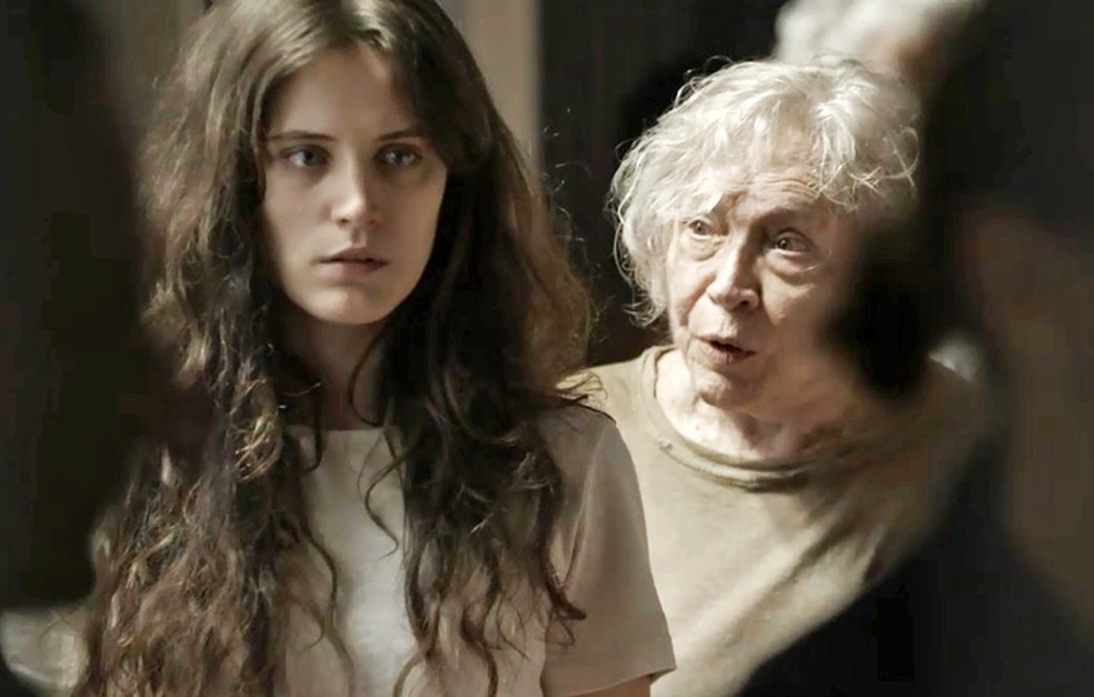 Clara recebe dica de Beatriz no hospício (Foto: TV Globo)