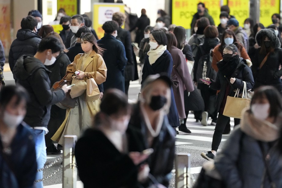 Pessoas circulam em Tóquio com máscaras faciais