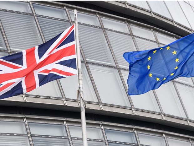 Bandeiras britânica e da União Europeia ficam lado a lado no City Hall, em Londres, em foto de 27 de maio (Foto: Leon Neal / AFP)