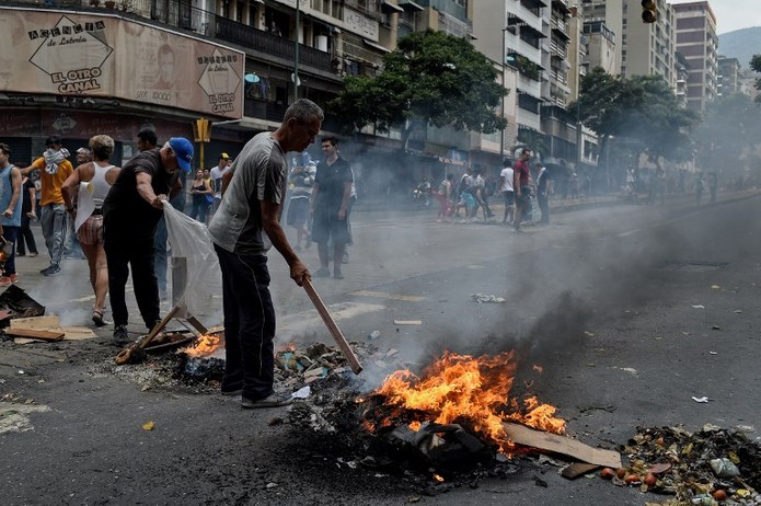 Manifestantes fazem barricada em Caracas para protestar contra falta de água e energia na Venezuela — Foto: Federico Parra/AFP