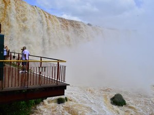Nas Cataratas do Iguaçu, vazão chegou a 5,7 milhões de litros de água por segundo, quase quatro vezes acima do normal (Foto: Cataratas do Iguaçu S.A. / Divulgação)