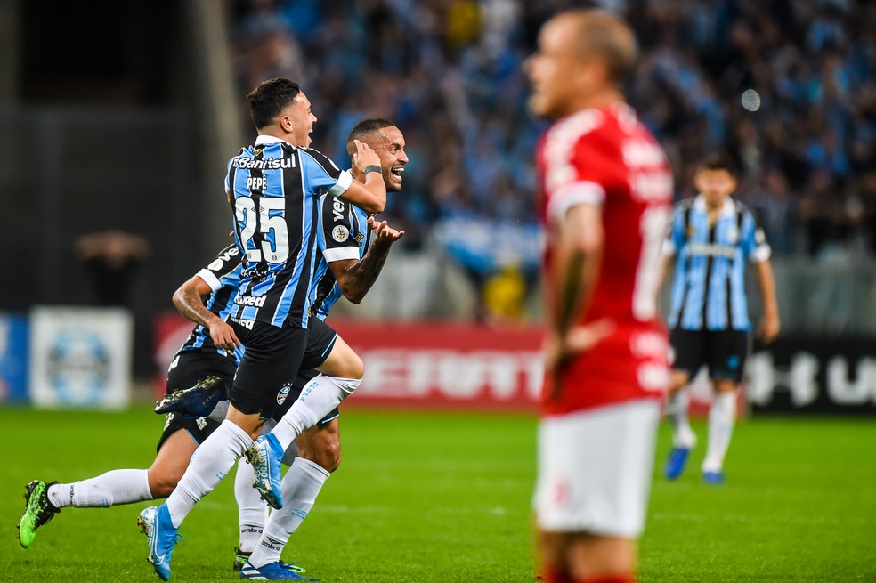 Rômulo sai para comemorar o segundo gol do Grêmio no Gre-Nal 422 — Foto: Vinícius Costa/BP Filmes