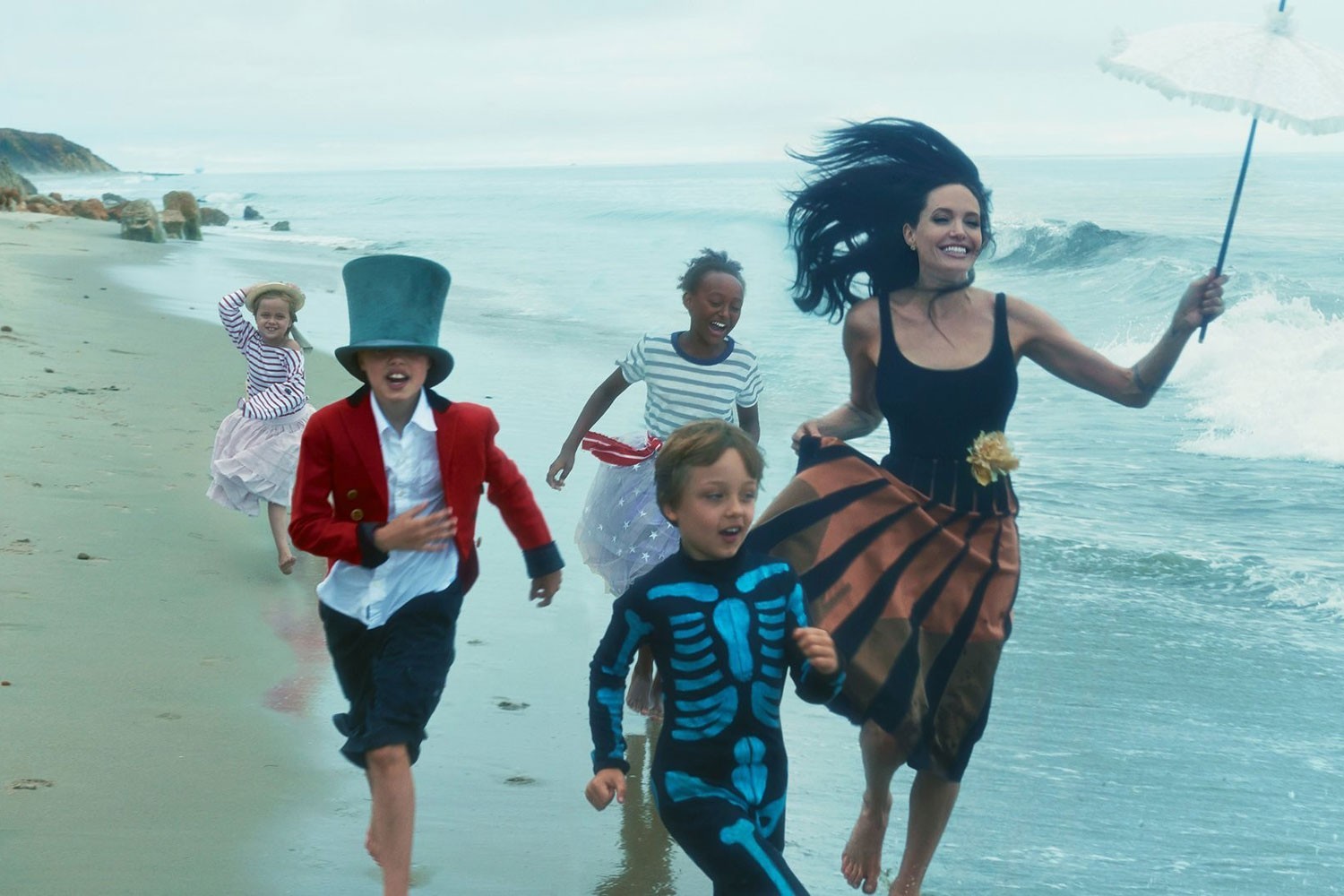 Angelina Jolie e os filhos na Vogue americana (Foto: Divulgação)