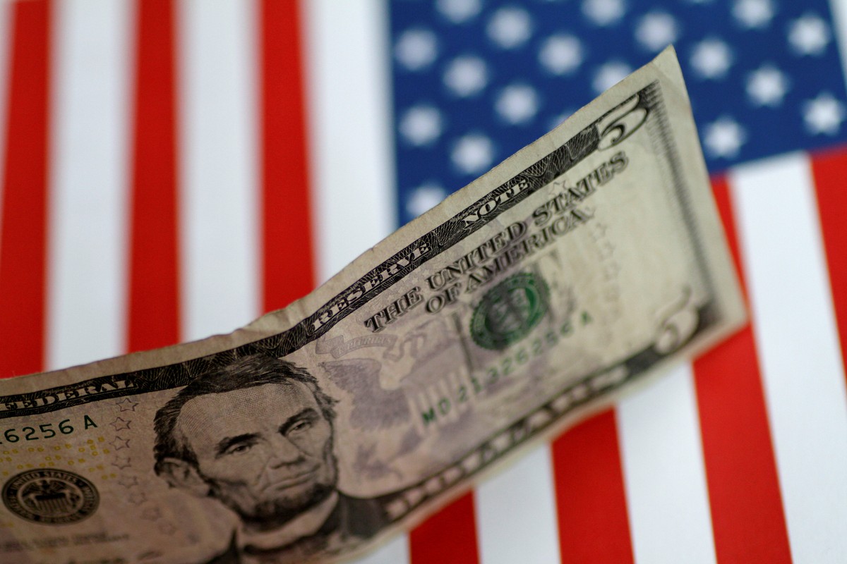Dólar opera em alta e chega a superar os R$ 5,50
